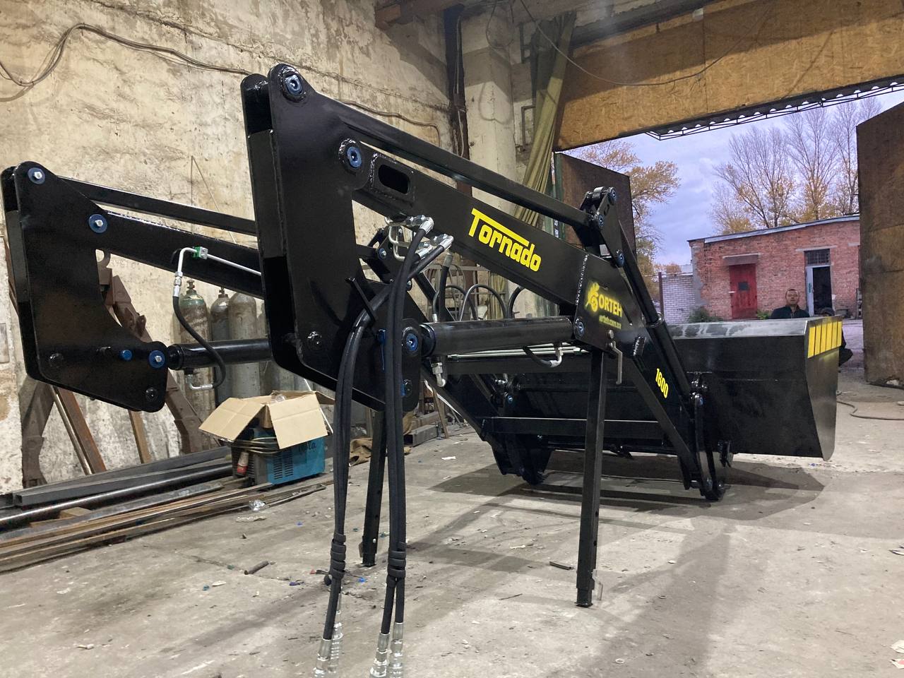 Погрузчик фронтальный КУН Tornado BLACK 1800 — изображение 4